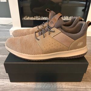 Men’s Sketchers size 13.